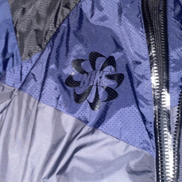 A nike jacket - Picture 2 of 5